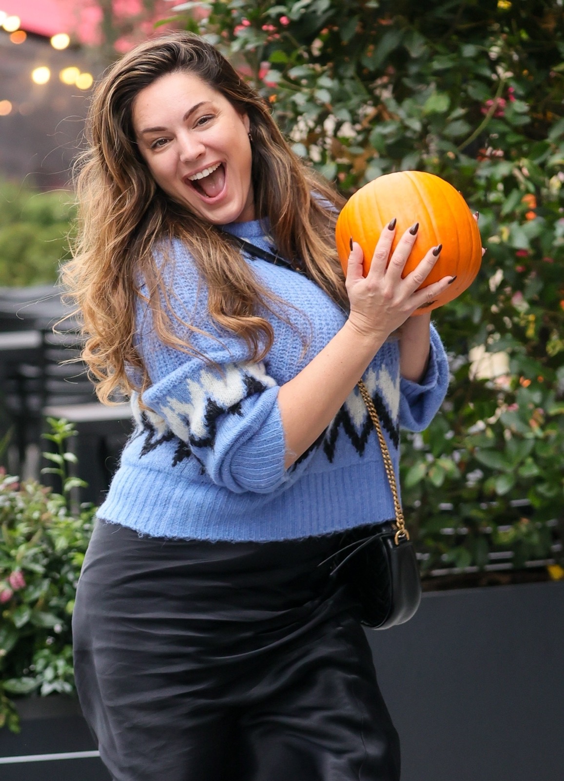 Kelly Brook sème la citrouille-mania en sortant de la radio à Londres