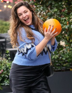Kelly Brook sème la citrouille-mania en sortant de la radio à Londres