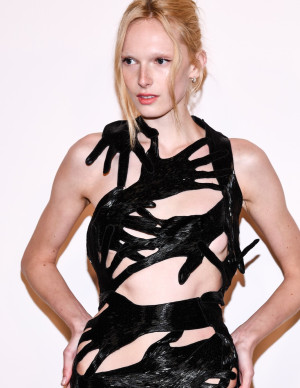 Alex Consani s’impose aux CFDA Fashion Awards avec une robe sculpturale