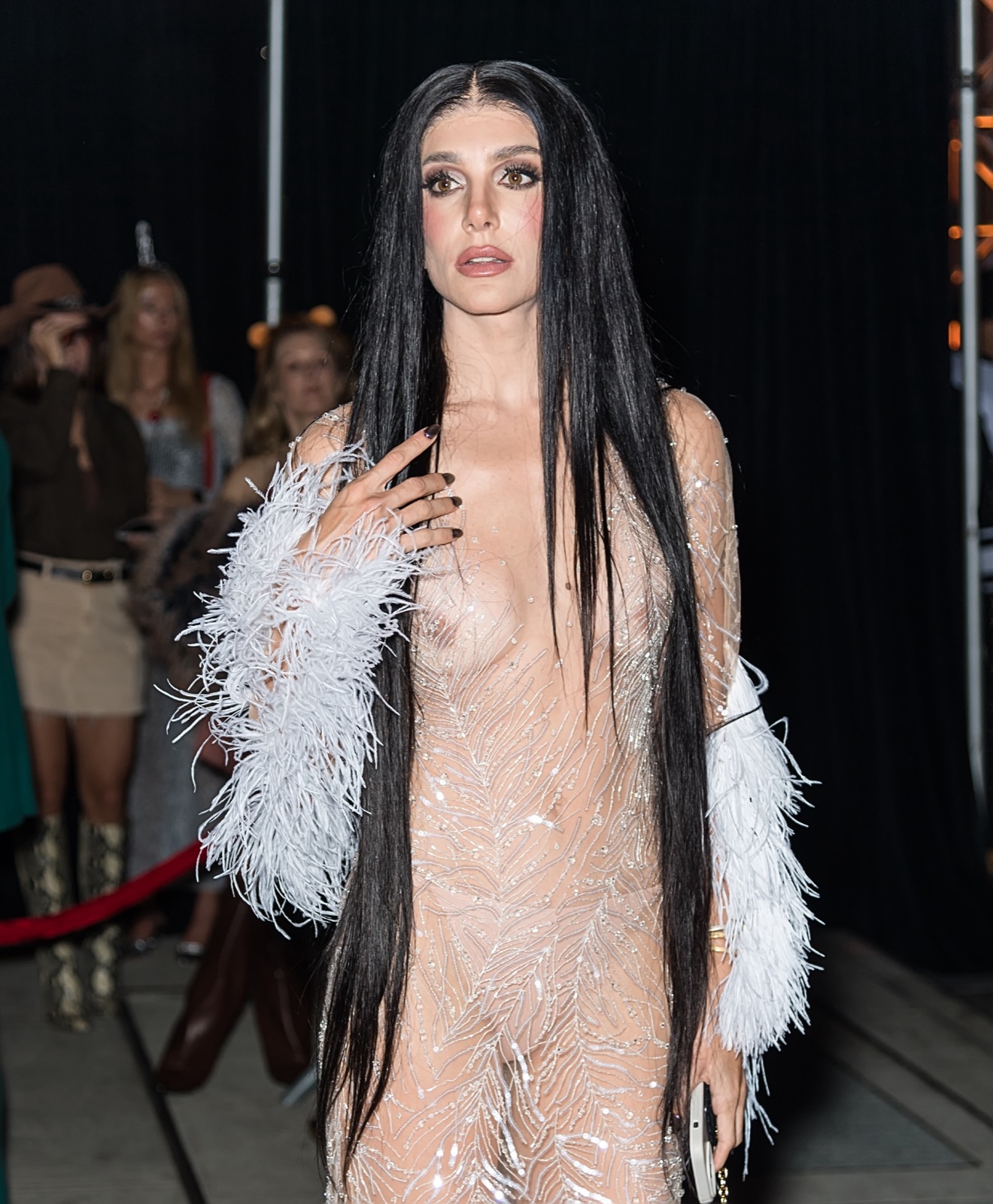 Valentina Ferrer en reine des plumes à la soirée Halloween
