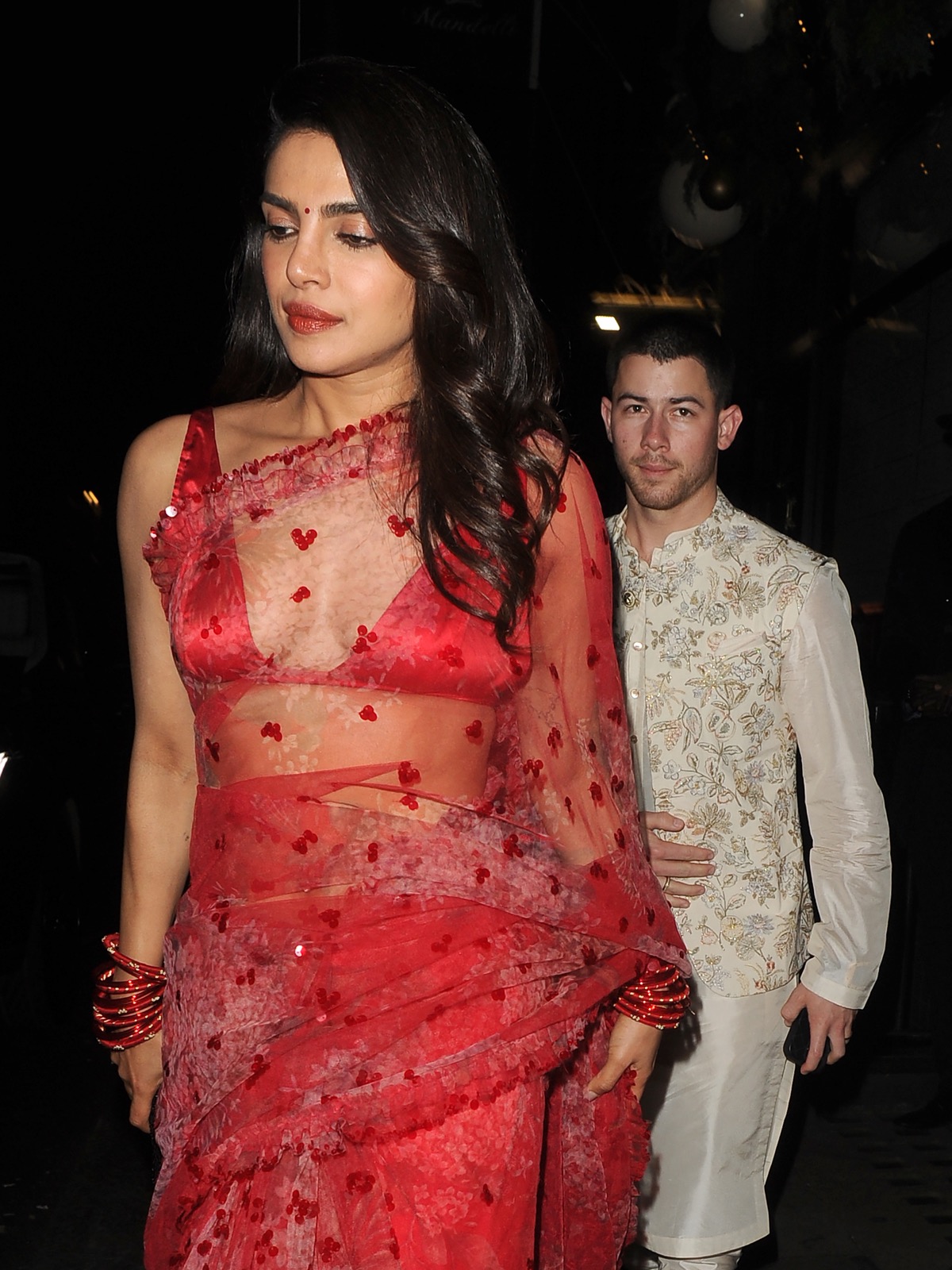 Priyanka Chopra inaugure Diwali à Gymkhana : un festival rouge passion