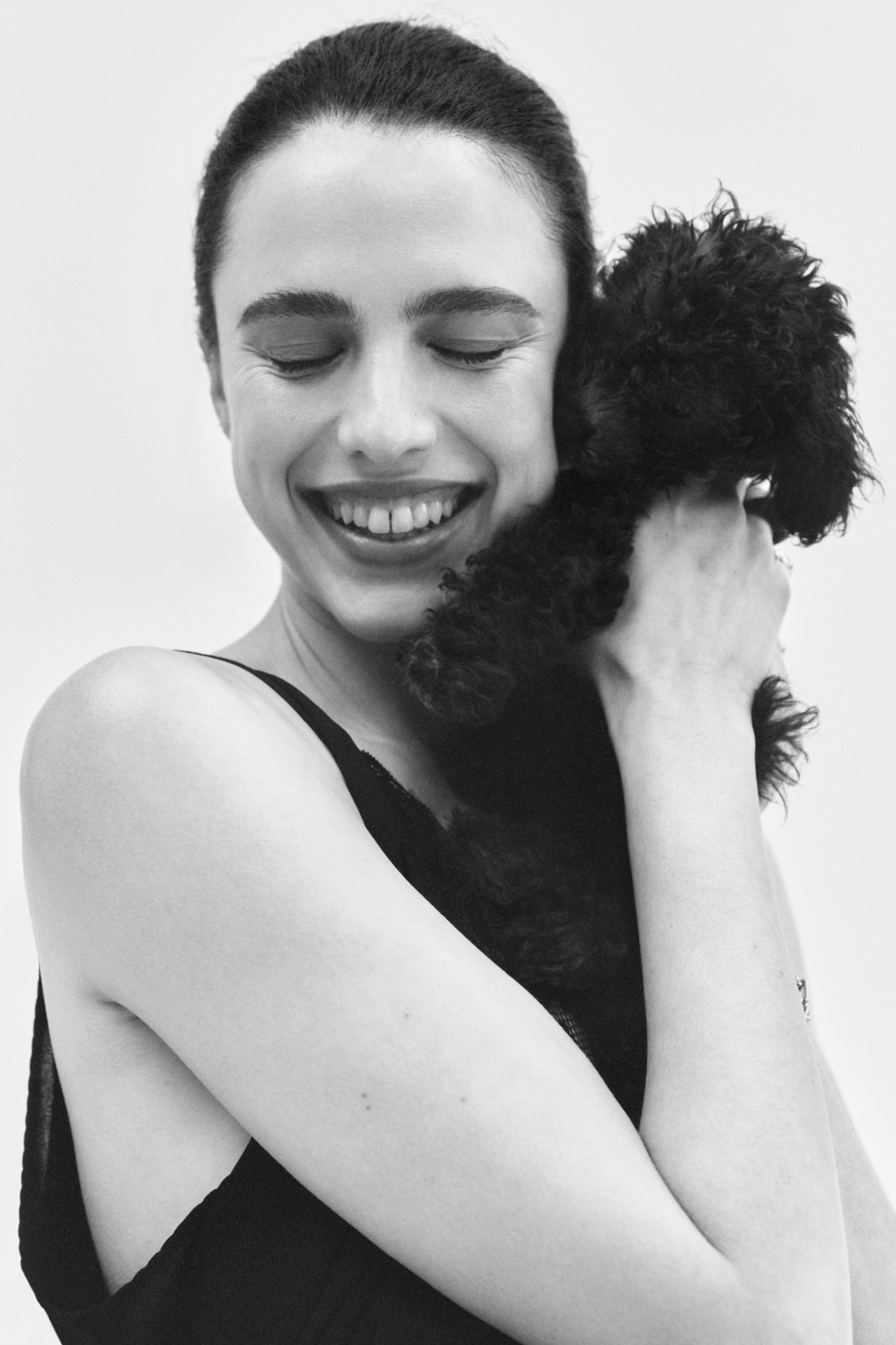 Margaret Qualley : élégance rebelle, chiot chic et flair minimaliste