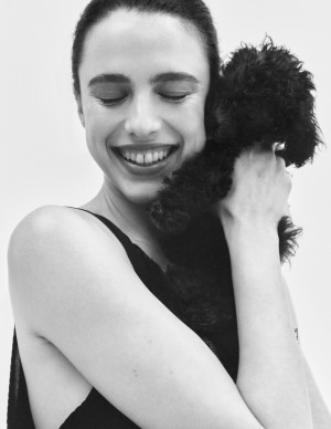 Margaret Qualley : élégance rebelle, chiot chic et flair minimaliste