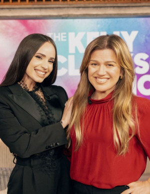 Sofia Carson, reine du noir chez Kelly Clarkson ! 