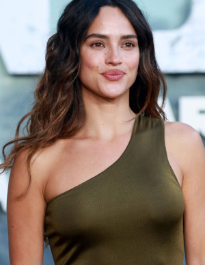 photos Adria Arjona