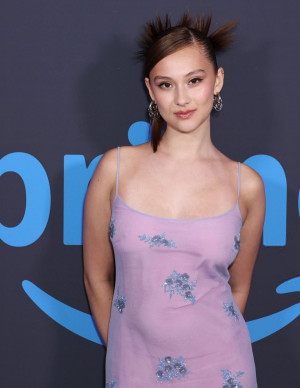 Lola Tung revisite la robe babydoll pour soirée littéraire Prime