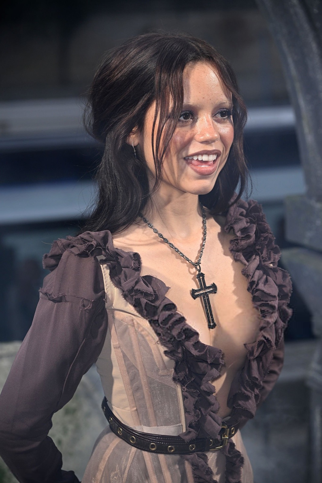 Jenna Ortega inaugure Paris façon gothique chic aquatique