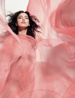 Irina Shayk embrase le Pirelli Calendar 2026 dans un shooting voilé incendiaire