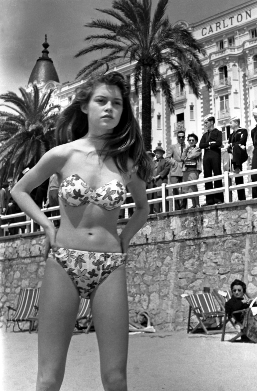 Brigitte Bardot au Festival de Cannes 1953 sur la plage du Carlton