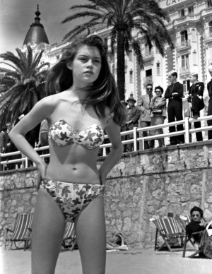 Brigitte Bardot au Festival de Cannes 1953 sur la plage du Carlton